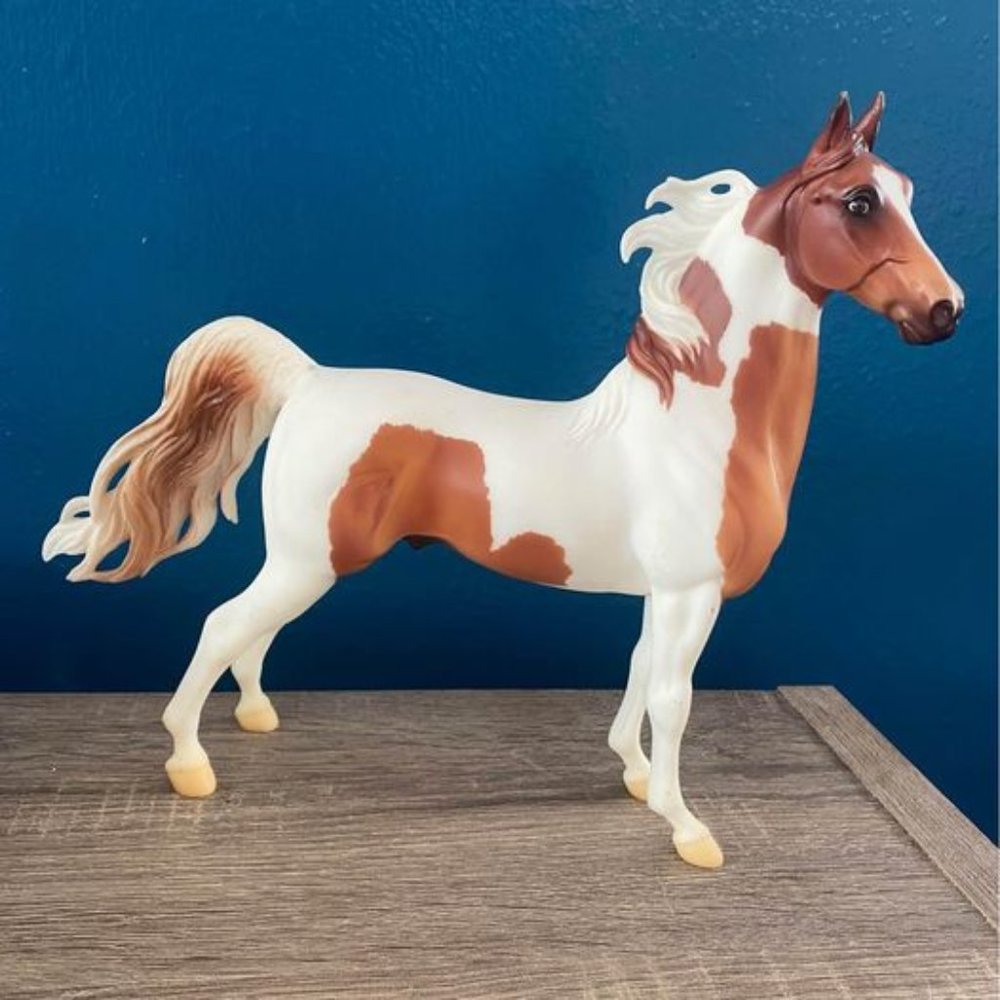 Breyer Traditional Tall Saddlebred Golden White Pinto Brown/Blue Eyes